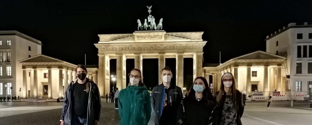 Jugendliche vor dem Brandenburger Tor in der Nacht