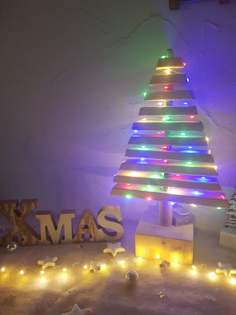 Ein beleuchteter Holz-Weihnachtsbaum