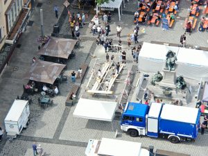 Luftaufnahme des Marktplatzes, im Mittelpunkt der Trümmersteg, im Vordergrund ein THW-LKW.