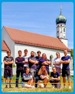 Teilnehmys des Seminars vor einer Kirche - Gruppenbild