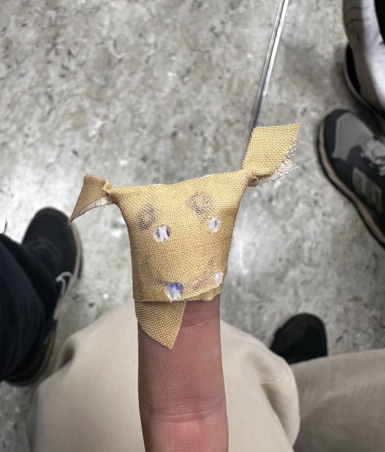 Fingerpflaster mit Bemalung