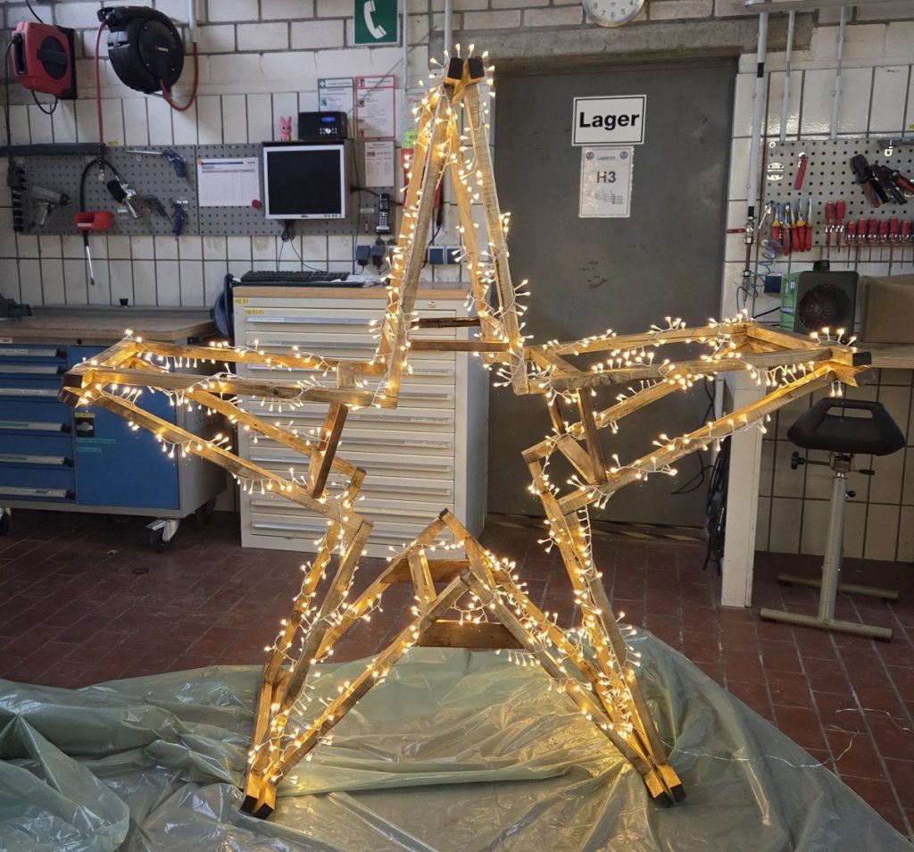 Holzbock-Stern beleuchtet