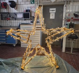 Holzbock-Stern beleuchtet