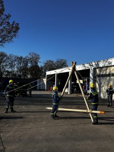 THW-Junghelfer haben aus Rundhölzern ein großes A gebaut und halten es mit Leinen fest.