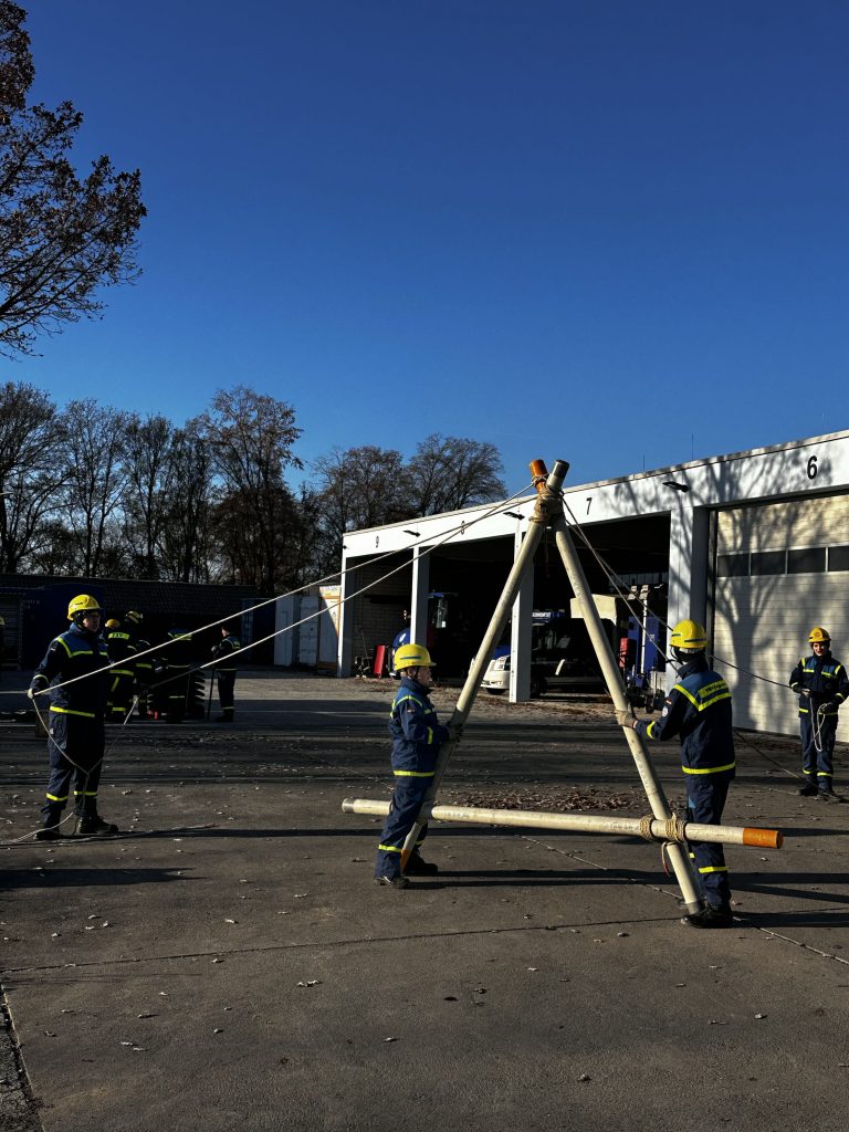 THW-Junghelfer haben aus Rundhölzern ein großes A gebaut und halten es mit Leinen fest.