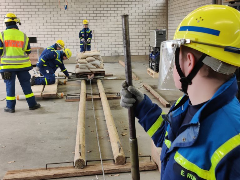 Die Sandsack-Palette wird mit dem Zuggerät gezogen