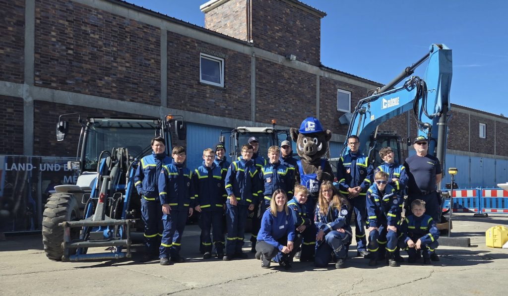 Gruppenfoto vor Gloeckle-Bagger