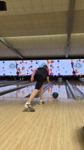 Junghelfer beim Bowling
