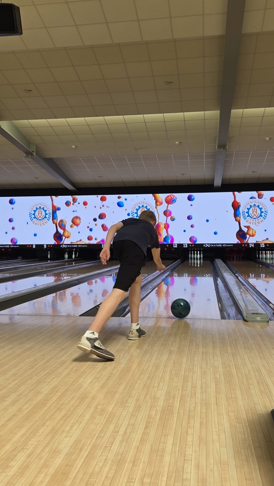 Junghelfer beim Bowling
