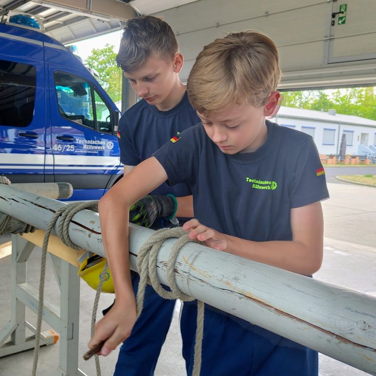 Zwei Junghelfer üben einen Mastwurf am Rundholze