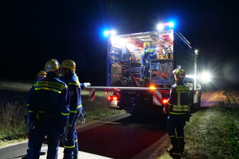 THW-Gruppe an offener Ladebordwand