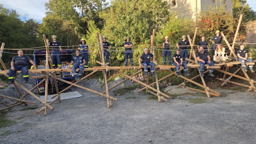 Alle Beteiliten sitzen auf einem riesigen Trümmersteg